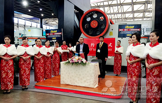 黎明重工寶馬展現(xiàn)場(chǎng)客戶簽約