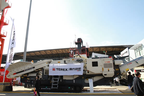 南方路機(jī)寶馬展現(xiàn)場(chǎng)簽約4套履帶式移動(dòng)破碎設(shè)備