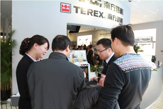 南方路機(jī)寶馬展現(xiàn)場(chǎng)簽約4套履帶式移動(dòng)破碎設(shè)備