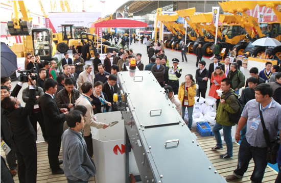 南方路機(jī)寶馬展展臺(tái)前人流涌動(dòng)