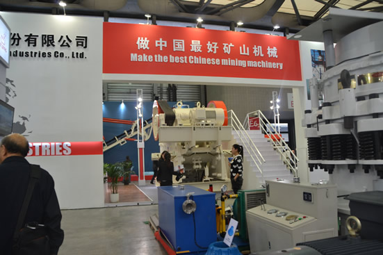 浙礦重工破碎機(jī)寶馬展展臺