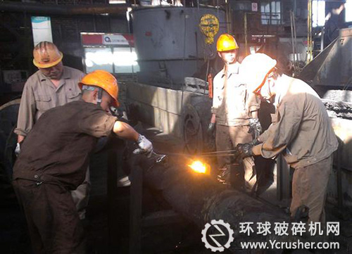 圖為職工對414#浮選機進行大修