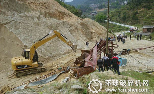 4月26日，挖掘機(jī)正在搗毀采砂生產(chǎn)線設(shè)備。