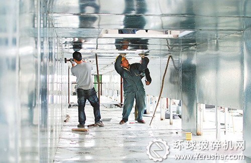 工人們對生產(chǎn)線上的反應(yīng)釜、掖和機、網(wǎng)帶、球磨機等配套工序正在進行最后的調(diào)試