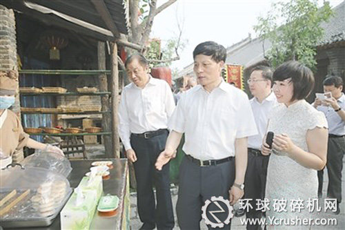 昨日下午，省委副書記、省長謝伏瞻在修武縣七賢民俗文化村調(diào)研。市領(lǐng)導(dǎo)孫立坤、謝玉安等陪同。