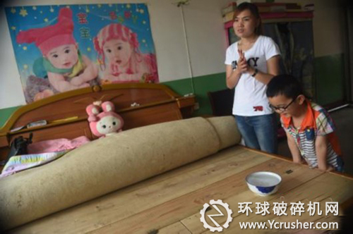 村民將水放在床板上，水面因震動(dòng)產(chǎn)生水紋