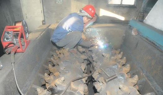 同煤集團同忻礦推廣應用&ldquo;設備管理數(shù)據(jù)庫+設備訂單式檢修+設備檢修跟蹤報告&rdquo;三位一體檢修模式，確保計劃周密、安排合理、檢修科學，實現(xiàn)了對設備的無定期不停產檢修，有效降低了設備故障率、提高了檢修效率和設備開機率。 圖為該礦地面皮帶隊員工按照&ldquo;三位一體&rdquo;的檢修模式，正在對破碎機截齒齒座進行更換