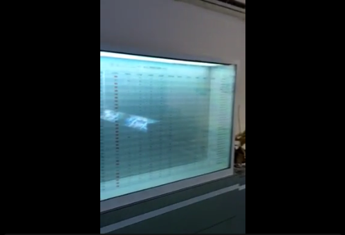 遠(yuǎn)程監(jiān)控室正在對圓錐破碎機(jī)、顎式破碎機(jī)等大型礦山機(jī)械設(shè)備的遠(yuǎn)程智能化操控