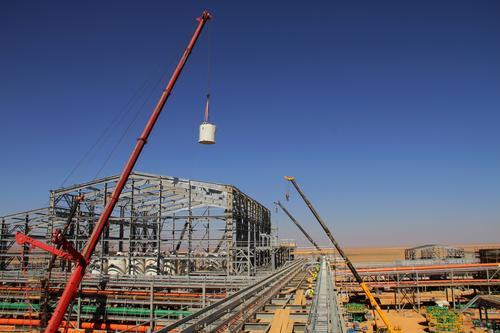 浮選機正在吊裝就位