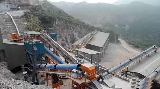 中碎圓錐破碎機(jī)的給料均來自粗碎顎式破碎機(jī)的排料