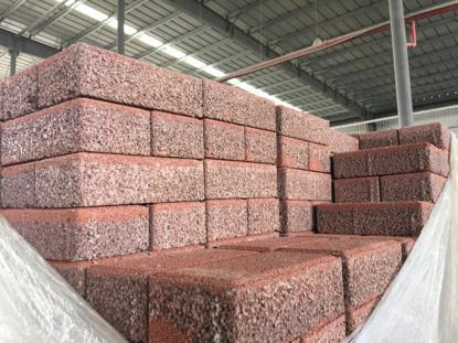 武漢一臺大型機器&ldquo;移動破碎生產(chǎn)線&rdquo;&ldquo;吃進&rdquo;建筑廢渣 吐出&ldquo;再生透水磚&rdquo;