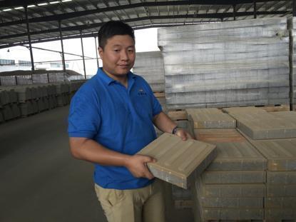 武漢一臺大型機器&ldquo;移動破碎生產(chǎn)線&rdquo;&ldquo;吃進&rdquo;建筑廢渣 吐出&ldquo;再生透水磚&rdquo;