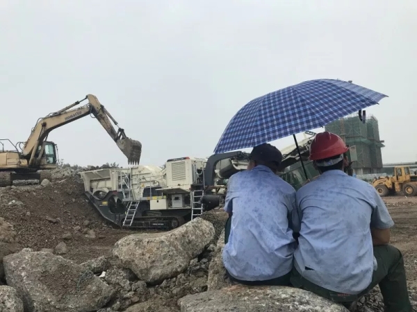 南方路機(jī)移動(dòng)破碎篩分設(shè)備八車齊發(fā)