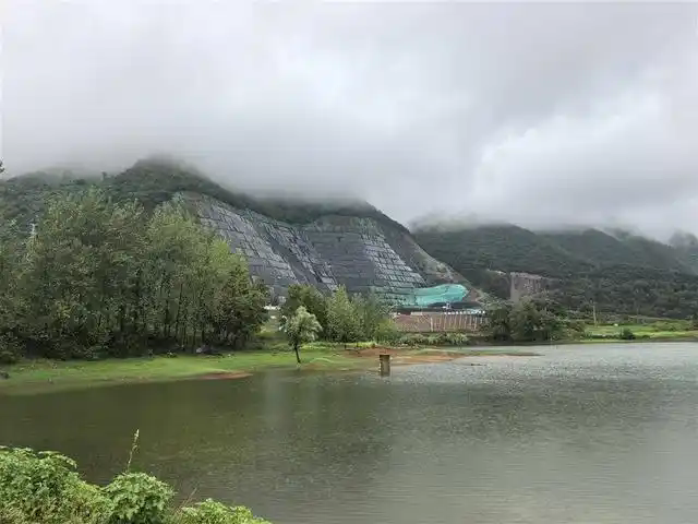 裸露的山體上鋪滿光伏板