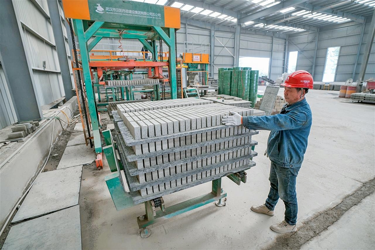 武漢市盛璟陽環(huán)保材料有限公司用建筑垃圾生產(chǎn)的標(biāo)磚