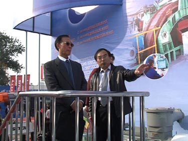 山東煤機集團在向參展人員介紹輪齒式雙齒輥破碎機設備